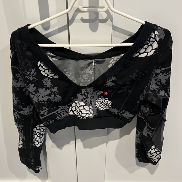 LULULEMON Crop Top Cover Up - 3/4 Sleeve with slit elbows - Vintage Item! - Picture 6 of 7